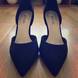 Black pumps